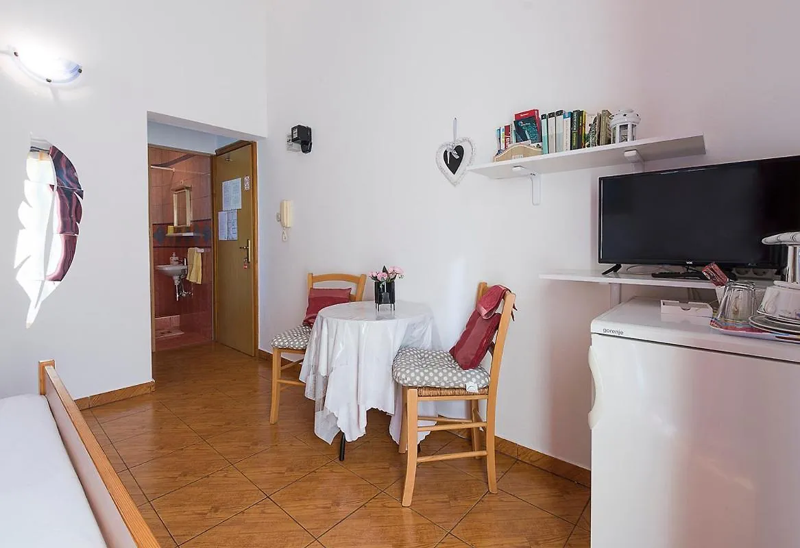 Apartman, Studio And Room Kata Pola Croazia