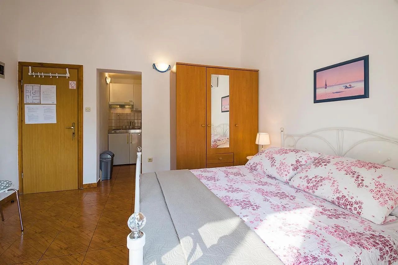 Apartman, Studio And Room Kata Pola Croazia